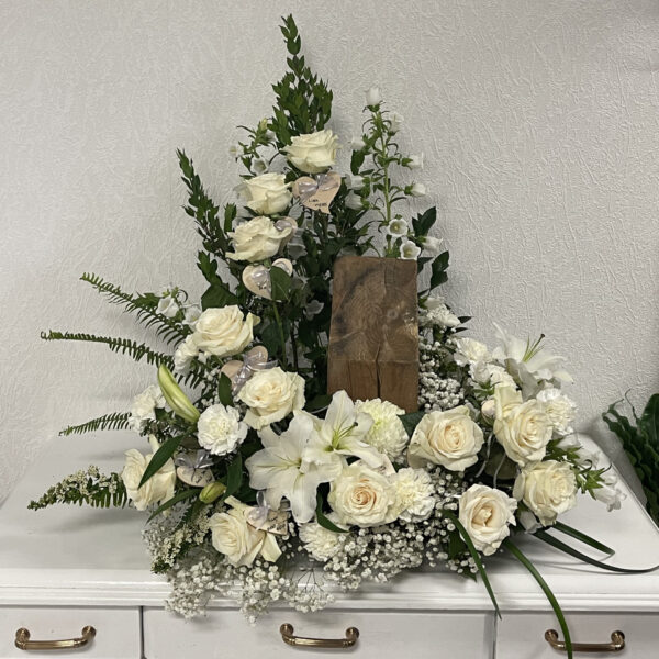 Fleurs funéraire Le Blanc  sur piédestal pour urne – Image 3