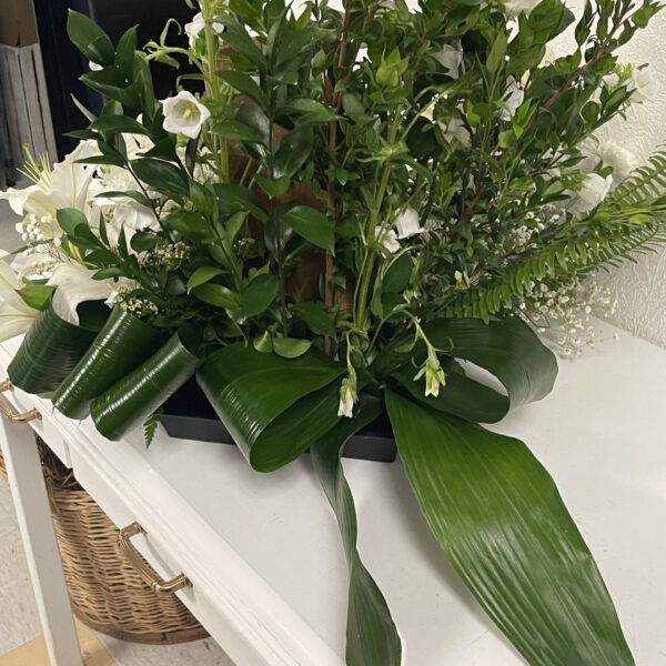 Fleurs funéraire Le Blanc  sur piédestal pour urne – Image 2